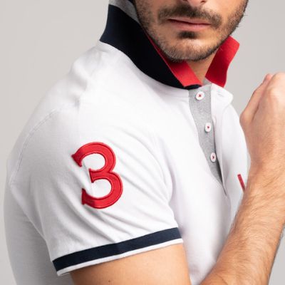 Polo uomo manica corta tinta unita realizzata in cotone piquet con patch applicati